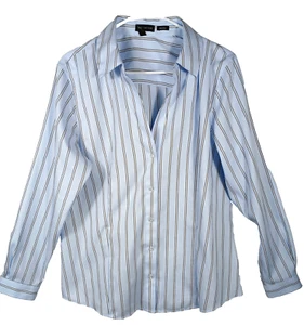 THE LIMITED Women's Long Sleeve Button-Up V-Neck Non-Iron Shirt Size XL NWT - Picture 1 of 8