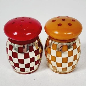 Salero y pimentero vintage retro de plástico rojo caramelo plateado a cuadros - Imagen 1 de 4
