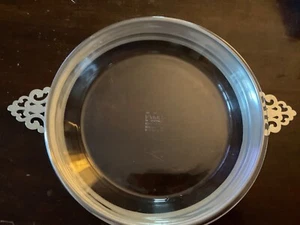 Vintage Zinn Runde Kuchen/Kasserolle Halter Ständer mit GRIFFEN Pyrex 10" Schnörkel Design - Bild 1 von 4