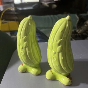 #H - Vintage Novelty Cucumber / Pickle Salt/Pepper Shakers Green Ceramic Japan - Picture 1 of 6