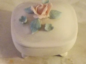 SMALL CERAMIC CANDLE HOLDER WITH LID - (4) Legs & PINK FLOWERS - JAPAN - Picture 1 of 4