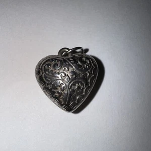 VINTAGE STERLING SILVER ORNATE ETCHED PUFFY HEART PENDANT 3/4” 2.2g - Picture 1 of 5