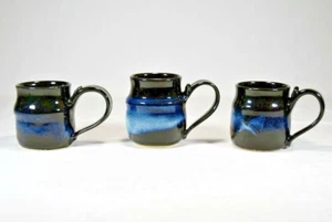 Set 3 tazze da tè caffè smaltate nere blu fatte a mano in ceramica studio - Foto 1 di 12