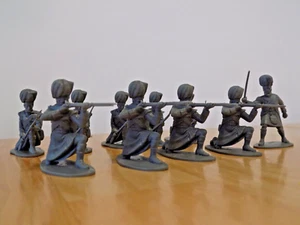10 Airfix original 1/32nd Waterloo British Highlanders at ready (Dec. Listing) - Picture 1 of 7