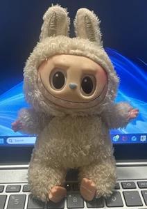 POPMART Labubu Toffee Vinyl Plüsch die Monster gebraucht ohne Seitenschild blaue Nase - Bild 1 von 9