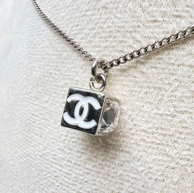 Collar Colgante Chanel Genuino 2025 CC Plata Cristal Cubo con Caja Foto 1 de 4