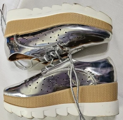 Zapatos de plataforma QUPID plateados metálicos de 2" zapatillas bajas para mujer talla 38 Foto 1 de 4