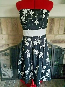 Neu ohne Etikett APNY schwarz/weiß trägerloses Kleid mit Blumen, Bindegürtel, Empire-Taille Größe 10 - Bild 1 von 7