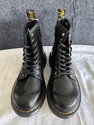 Botas Doc Martens Kids 1460 negras texturizadas, nuevas, talla 1 EE. UU. Foto 1 de 4