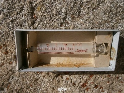 Ancienne seringue verre marque Ideal 2cc cabinet curiosité médecine laboratoire - Photo 1/3