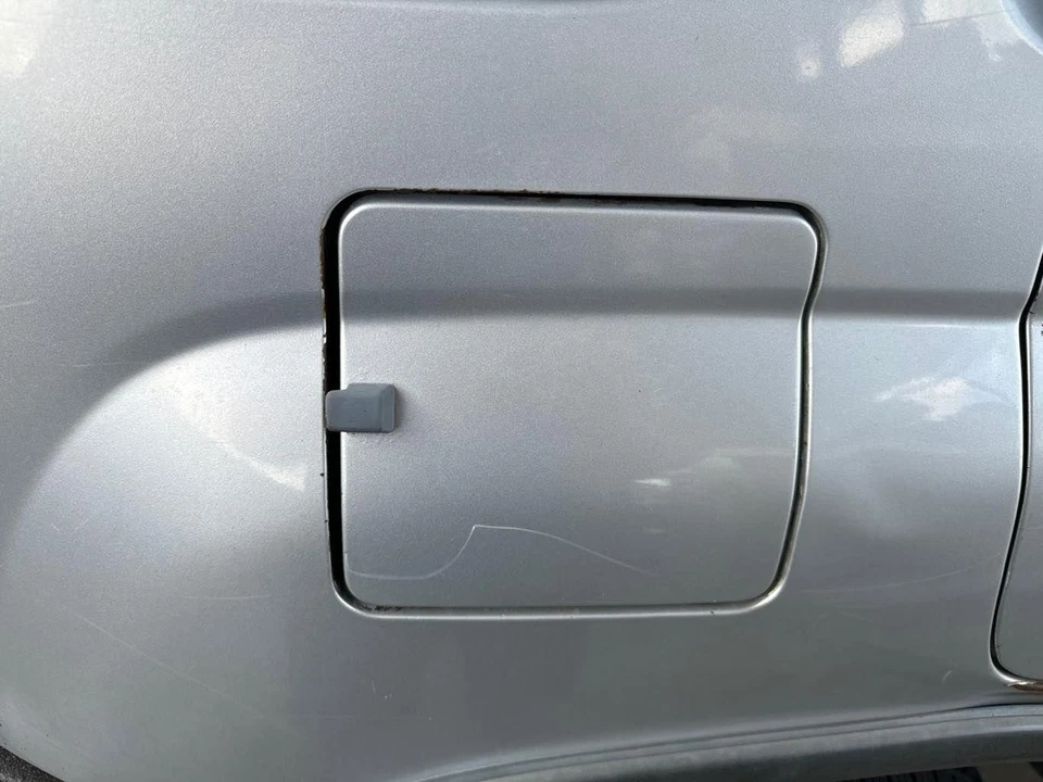 Fuel Tank Filler Gas Door NISSAN XTERRA 00 01 02 03 04 Foto 1 de 1