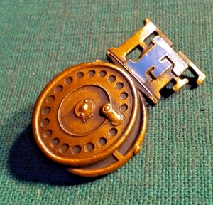 FEDERATION OF FLY FISHING FFF Rare 1960’s Vintage Pin Fishing Souvenir w/ Reel - Bild 1 von 3