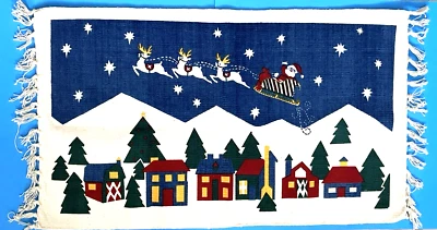 Corredor de mesa tejido de algodón indio hecho a mano Navidad 'Santas Coming' 20" x 40" Foto 1 de 4