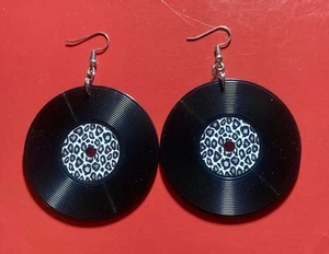 LP/Schallplatten Ohrringe mit weißem Leoparden Muster neu - Bild 1 von 11