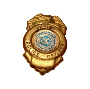 Vintage Child's Minneapolis JUNIOR POLICE OFFICER Badge Pin Toy Souvenir - Picture 1 of 5
