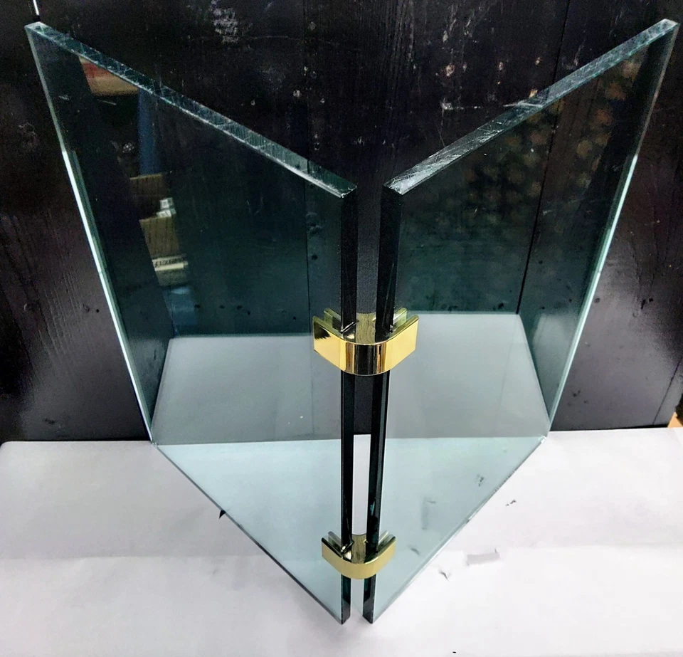 Consola de vidrio y latón MCM Leon Rosen Pace Collection base de mesa esquinera, Regency  Foto 1 de 4