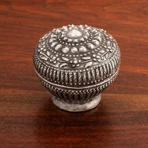SOUTHEAST ASIAN SILVER SMALL COVERED FOOTED BOWL HIGH RELIEF DECORATION - Picture 1 of 7