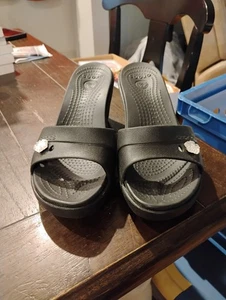 Sandalias Crocs para mujer talla 7 W Kadee cuña negras tacones cómodos sin cordones usadas en excelente estado - Imagen 1 de 8