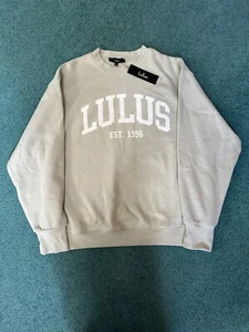 Lulus *Neu mit Etikett* Jubiläum salbeigrün Rundhalsausschnitt Grafik Pullover Sweatshirt  - Bild 1 von 3