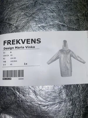 Chaqueta de lluvia plateada metálica con capucha IKEA Ltwt unisex XS US Frekvens Maria Vinka Foto 1 de 3