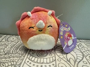 Neu mit Etikett Squishmallows 4 Zoll TRINITY Triceratops 2023 rosa Batik Dinosaurier weicher Plüsch - Bild 1 von 6