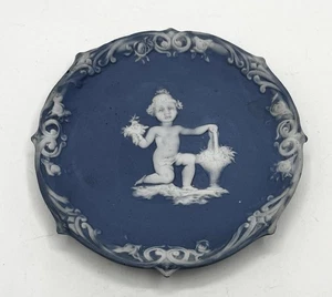 Jasperware Wandrelief Fee Cherub hält Blumen blau & weiß Schale 5,5" - Bild 1 von 3