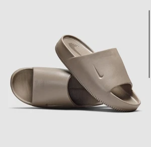 Nike Mujer Calm Slide DX4816-203 Visón Marrón Talla 9 Impermeable Acolchado Nuevo en Caja - Imagen 1 de 7