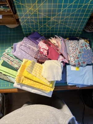 Enorme lote de mais de 5 libras de tecido acolchoado roxo verde amarelo azul vermelho - Imagem 1 de 4