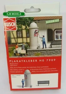 NEU IN OVP OO / HO BUSCH 7909 Billsticker - Figur zum Aufkleben Poster auf Säule + Bank - Bild 1 von 3