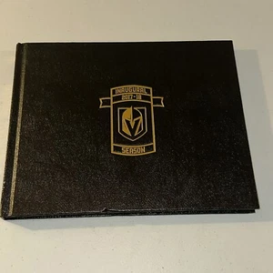 Libro de temporada inaugural de los Caballeros Dorados de Las Vegas 2017-18 firmado por Erik Haula #56 - Imagen 1 de 10