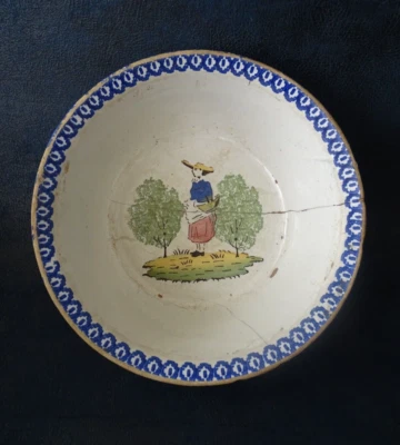 rare ancien saladier plat faïence style Bretagne XIXeme décor Femme Bretonne - Photo 1/4