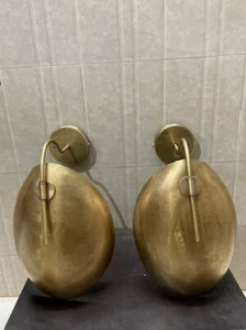 Aplique de pared de latón italiano moderno de mediados de siglo con tonos de disco curvos hechos a mano - Imagen 1 de 9
