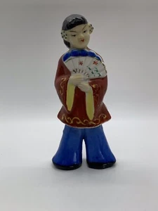 Estatuilla vintage pintada a mano de 7"" muñeca china con flores en el cabello sosteniendo un ventilador - Imagen 1 de 8