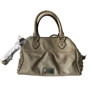 Bolso Cartera Marc New York Taupe Tachuela Lateral Imitación Guijarro Cuero Borlas Metálicas - Imagen 1 de 12