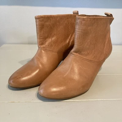 Botines de cuero Cynthia Vincent para mujer 7 tacones estampado suroeste en relieve Foto 1 de 4