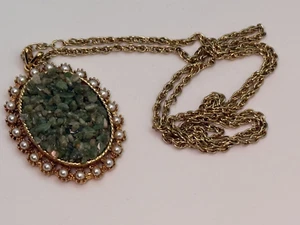 Vintage Exquisite Necklace Jade Natural Green Stone Chip Pendant Gold Metal - Picture 1 of 7