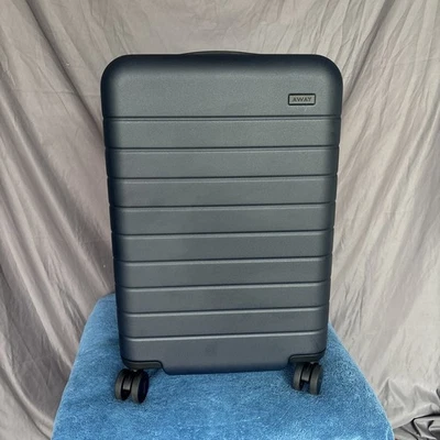 Maleta con ruedas giratoria para equipaje de mano azul marino Away 'The Carry-On' Foto 1 de 4