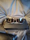 Chanel, Sonnenbrille mit Kristalllogo, Schwarz + Silber