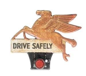 Original Mobil Gas Pegasus fahren sicher um 1940 antiker Kennzeichenaufsatz - Bild 1 von 4