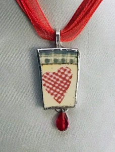 Collana con ciondolo a quadri rosso Cina rotta piccola da piatto insalata Majesticware - Foto 1 di 1