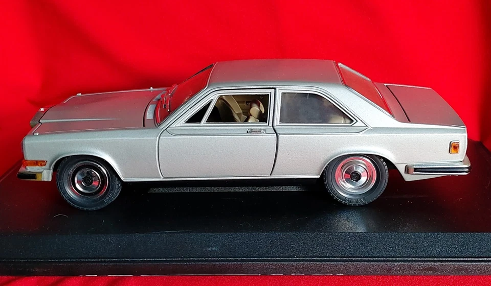 Modellino Auto Rolls Royce Camargue Scala 1:22 - Immagine 1 di 4