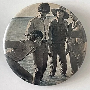 Vintage Años 70 THE BEATLES Pin Band Standing in Ocean Insignia 2.25" Botón John Paul - Imagen 1 de 2