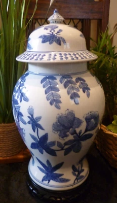 LARGE CHINESE PORCELAIN LIDDED TEMPLE URN JAR / VASE HAND PAINTED FLORAL - Image 1 of 4