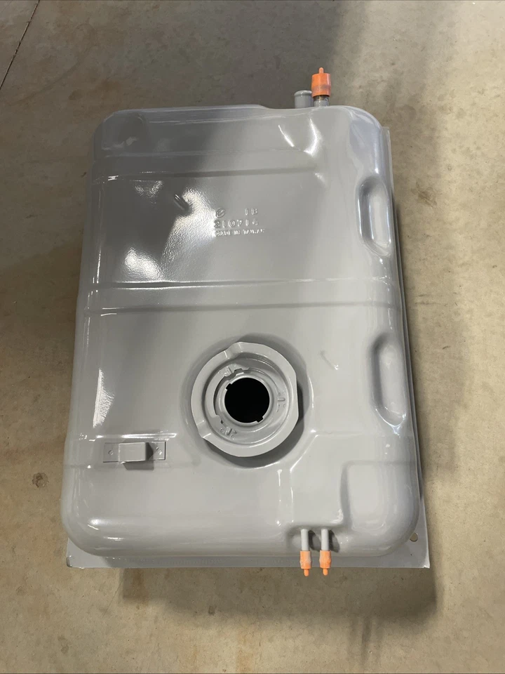 SUMMIT RACING 255016, TANQUE DE COMBUSTIBLE PARA JEEP, 78-83 CJ5, 78-86 CJ7, 81-85 SCRAMBLER Foto 1 de 4