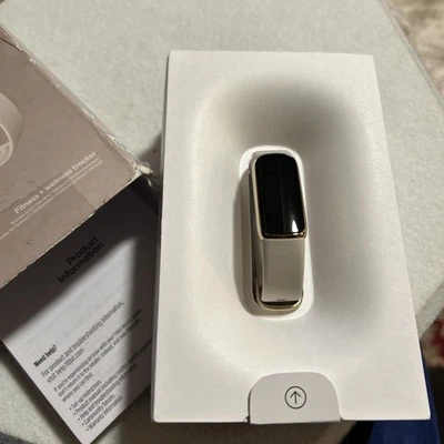 Fitbit LuxeFitness and Wellness-Tracker Lunar Blanco Suave Dorado Acero Inoxidable Foto 1 de 4