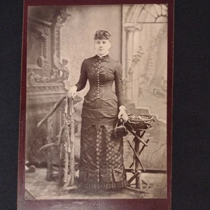 Frau posiert mit Clutch Handtasche, stilvoll gekleidet. Kabinettkarte 1890 - Bild 1 von 9