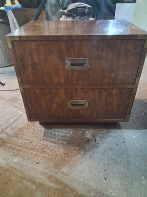 Mesita de noche Dixie Furniture Campaigner Foto 1 de 4