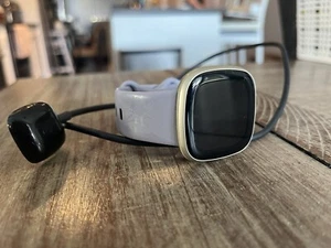 Fitbit Versa 3 pour pièces - Photo 1 sur 4
