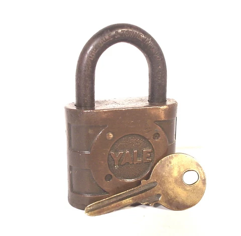 Antique Brass Yale & Towne Super Pin Tumbler Padlock With Key Works Cover