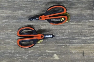 Fiskars Schere Brosche Anstecknadel Promo 2 Stück Kunststoff Handwerker Sammlerstück - Bild 1 von 4